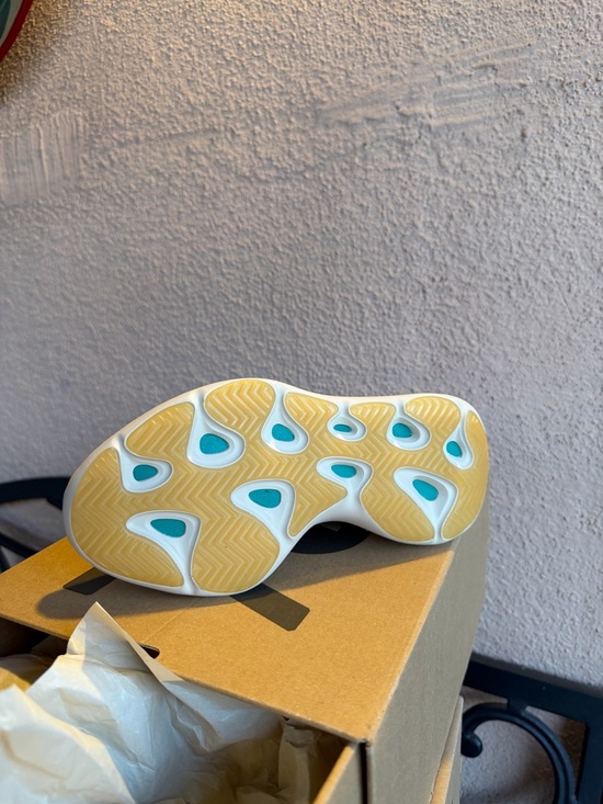 Yeezy 700 V3 With Shoe Box - Picture 3 of 3